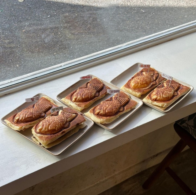 일반 밀가루 반죽의 붕어빵 보다 새로운 것을 찾는다면 수성구에 위치한 카페 5후를 추천한다. 카페 5후에는 페스츄리 생지로 구운 붕어빵이 있다.