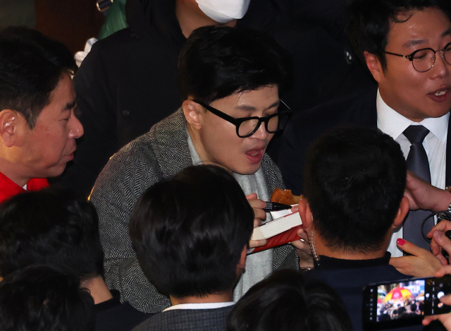 국민의힘 한동훈 비상대책위원장이 10일 오후 부산 중구 BIFF 광장을 찾아 호떡을 먹고 있다. 연합뉴스