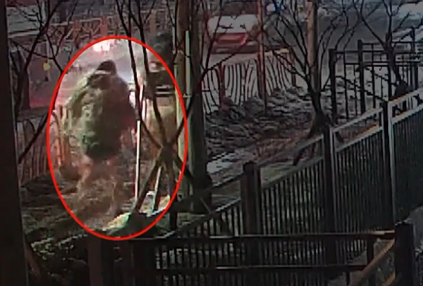지난 1일 강원도 평창군 LP 가스충전소 폭발 사고 현장에서 전신화상을 입고도 시민들의 대피를 도운 60대 남성. SBS