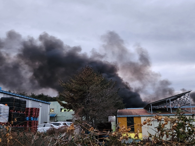 지난 10일 오후 포항시 북구 청하면 한 폐자재처리물 공장에서 발생한 화재를 소방당국이 진화하고 있다. 포항북부소방서 제공.