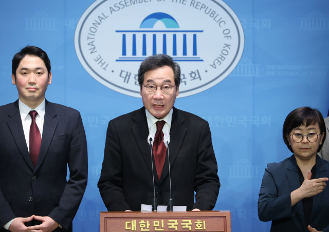 더불어민주당 이낙연 전 대표가 11일 국회 소통관에서 기자회견을 열고 탈당 및 신당 창당을 선언하고 있다. 연합뉴스