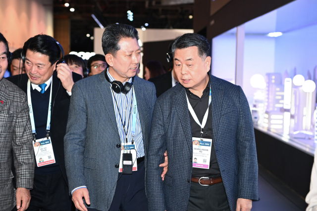11일(현지시간) 김장호(왼쪽) 구미시장이 미국 CES 행사장 내 삼성전자 부스에서 고승환 삼성전자 부사장과 이야기를 나누고 있다. 구미시 제공