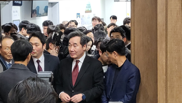 이낙연 전 국무총리가 11일 국회에서 탈당 기자회견을 하기 위해 입장하고 있다. 강영훈기자 green@imaeil.com
