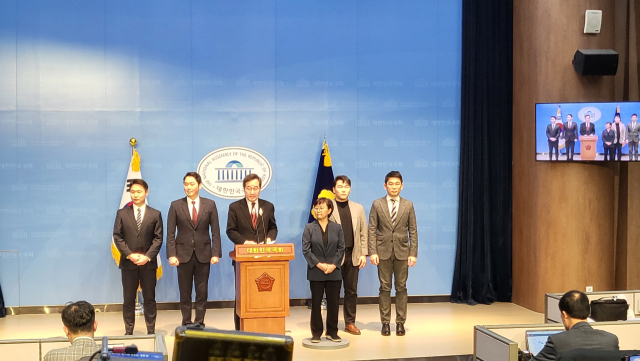 이낙연 전 국무총리가 11일 국회에서 탈당 기자회견을 하고 있다. 강영훈기자 green@imaeil.com