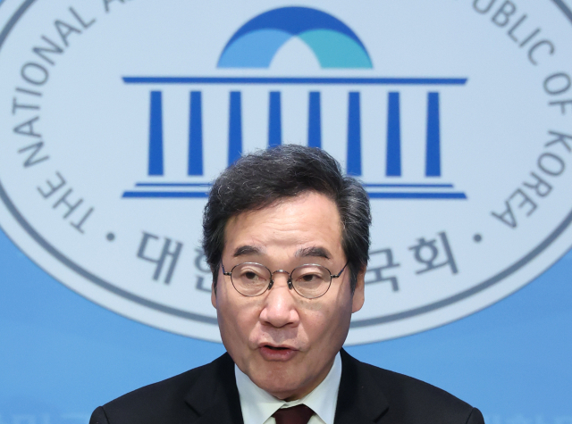 더불어민주당 이낙연 전 대표가 11일 국회 소통관에서 기자회견을 열고 탈당 및 신당 창당을 선언하고 있다. 연합뉴스