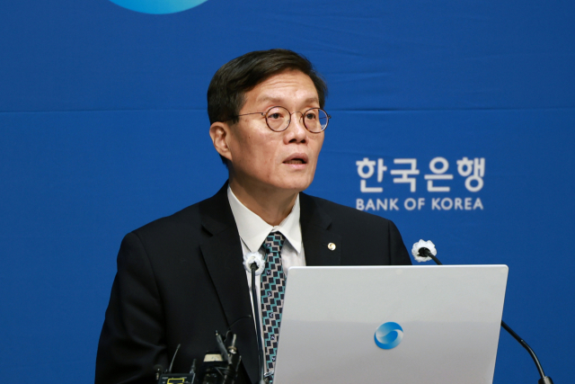이창용 한국은행 총재가 11일 서울 중구 한국은행에서 열린 금융통화위원회 금리 결정 관련 기자간담회에서 발언하고 있다. 연합뉴스