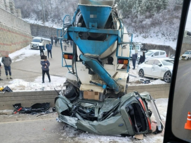 종잇장처럼 구겨진 캐스퍼. 온라인 커뮤니티 캡처