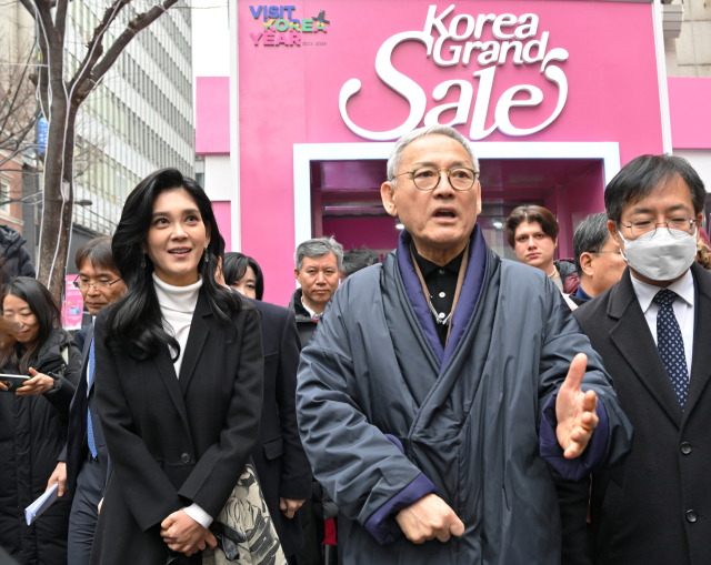 유인촌 문화체육관광부 장관과 이부진 한국방문의해위원장이 2024 코리아그랜드세일이 개막한 11일 오전 서울 중구 명동웰컴센터를 둘러본 뒤 취재진 질문에 답하고 있다. 연합뉴스