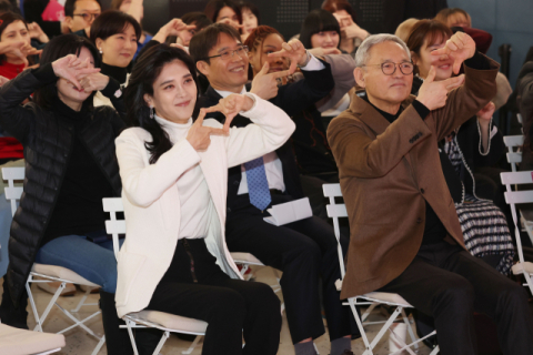 유인촌 문화체육관광부 장관과 이부진 한국방문의해위원장이 11일 오전 서울 중구 온드림 소사이어티에서 열린 