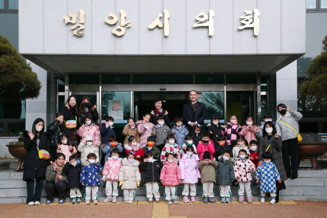 밀양시청 반디어린이집 원생 30여명이 11일 의회를 견학한 후 정정규 의장과 함께 찍은 사진. 밀양시의회 제공