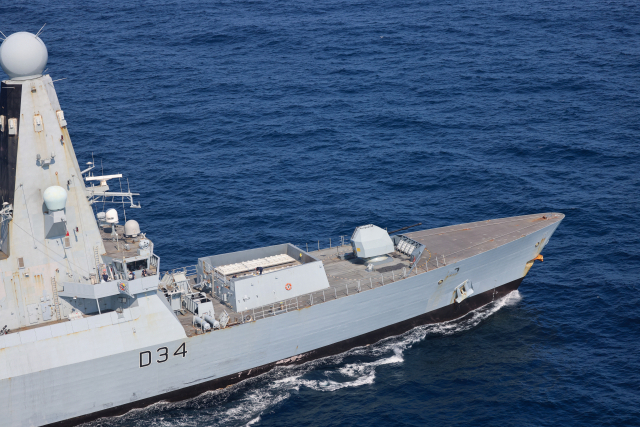 지난 6일(현지시간) 홍해에서 '번영의 수호자 작전'을 수행 중인 영국 구축함 HMS 다이아몬드호의 모습. '번영의 수호자 작전'은 예멘 후티 반군이 팔레스타인 무장 정파 하마스를 지지한다는 명분으로 홍해에서 민간 선박을 공격하는 것에 대응해 미국과 동맹국들이 창설한 다국적 해상 안보 작전이다. 연합뉴스