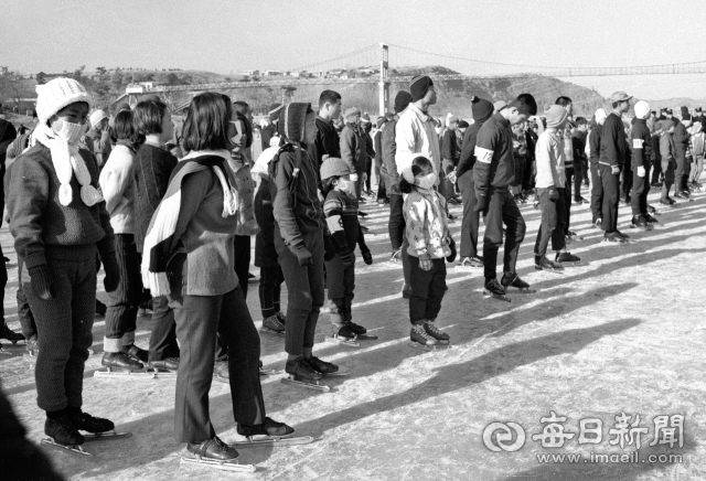 1970년 1월 20일 제2회 경북신인빙상대회에 앞서 선수들이 개막식을 갖고 있다. 대회에는 8세 꼬마부터 56세 노장도 출전했다. 사진=매일아카이빙센터