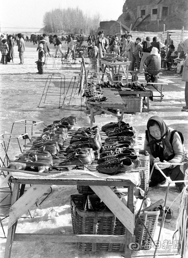 1977년 1월 23일 강추위에 동촌 금호강에 스케이터들이 몰려들자 대목을 만난 스케이트 대여 상인들이 손님을 기다리고 있다. 사진=매일아카이빙센터