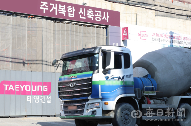 11일 태영건설 기업 재무구조 개선작업(워크아웃) 개시 여부를 정하는 채권단 투표가 시작됐다. 채권자 75%의 동의를 얻지 못할 경우 태영건설은 기업회생절차(법정관리)로 넘어가게 된다. 사진은 이날 태영건설이 시공 중인 대구의 한 아파트 건설 현장 외부 모습. 안성완 기자 asw0727@imaeil.com
