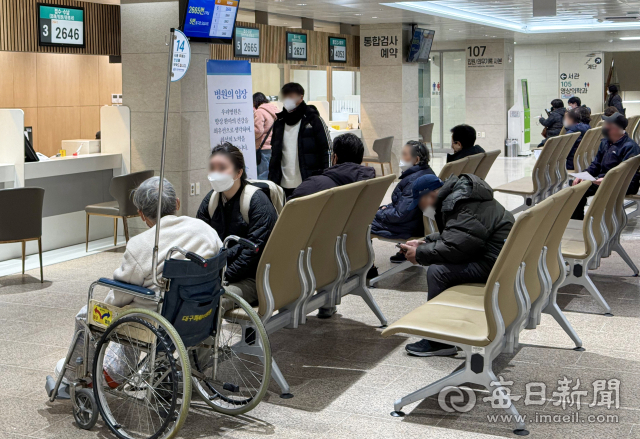 11일 오후 대구 파티마병원을 내원한 시민들이 접수·수납 창구를 이용하기 위해 대기하고 있다. 안성완 기자 asw0727@imaeil.com