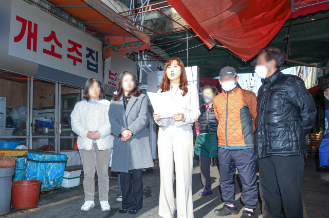 지난 1월 11일 대구 북구 칠성시장에서 더불어민주당 대구시당 동물보호특별위원회 임미연 위원장이 보신탕집 상인들과 함께 대구시에 