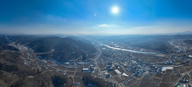 11일 대구 군위군 상공에서 바라본 군위 시가지 모습. 대구시는 최대 20조원 규모의 대규모 개발사업을 추진하는 군위군 도시공간개발 종합계획을 이날 발표했다. 김영진 기자 kyjmaeil@imaeil.com