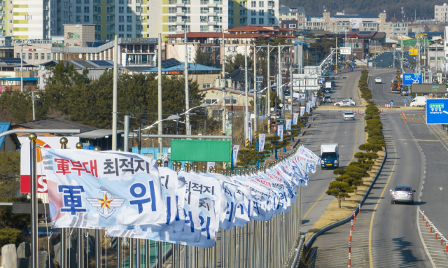 11일 대구 군위군 5번 국도에 '군부대 최적지 군위'라고 적힌 현수기가 펄럭이고 있다. 대구시는 최대 20조원 규모의 대규모 개발사업을 추진하는 군위군 도시공간개발 종합계획을 이날 발표했다. 김영진 기자 kyjmaeil@imaeil.com