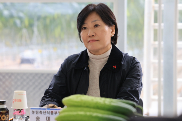 송미령 농림축산식품부 장관이 11일 오후 경북 상주시 스마트팜 농가를 방문한 뒤 간담회에서 청년농업인들의 의견을 경청하고 있다. 농식품부 제공