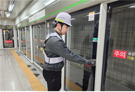 승강장안전문 점검. 대구교통공사 제공