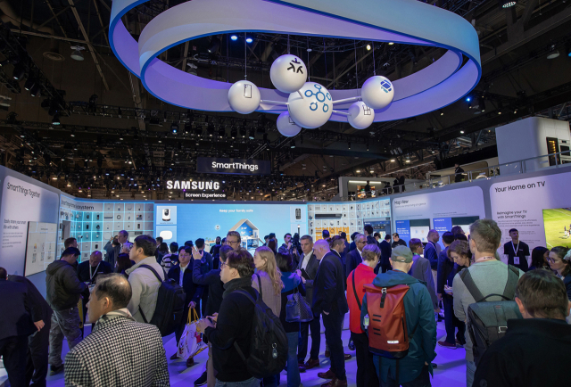 CES 2024 개막 첫날인 9일(현지시간) 미국 라스베이거스 컨벤션 센터 삼성전자 전시관에서 관람객들이 다양한 제품과 솔루션들을 체험하고 있다. 사진은 삼성전자 스마트싱스 존. 연합뉴스