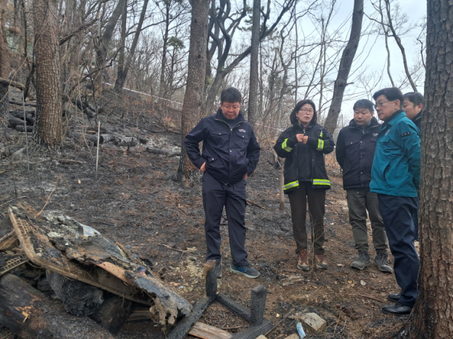 정종복 기장군수(오른쪽)와 기장군 관계자들이 지난 9일 산불 발생현장에서 현장회의를 진행하고 있다. [사진=기장군]