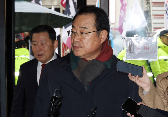 11일 여의도 국민의힘 당사 입구에서 기자들의 질문을 받는 정영환 공관위원장 뒤로 인재영입위원장인 이철규 의원이 지나가고 있다. 이날 국민의힘은 이철규 의원을 포함한 공천관리위원회 구성을 완료했다. 연합뉴스