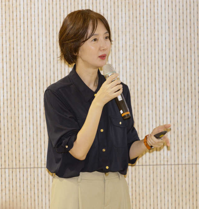 11번가 안정은 사장이 11일 11번가 본사에서 열린 새해 첫 전사 구성원 대상 타운홀미팅에서 새해 경영 전략에 대해 설명하고 있다.