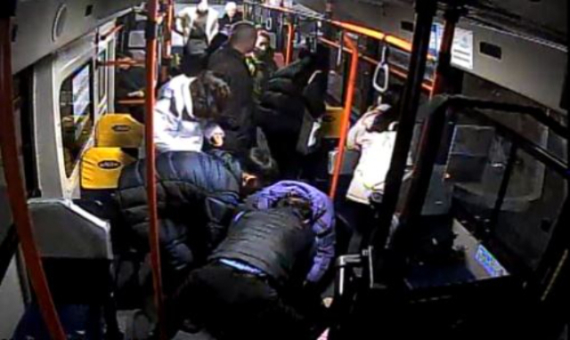 부산 583번 시내버스 기사 곽동신씨가 버스에서 갑자기 의식을 잃은 20대 승객에게 심폐소생술(CPR)을 하고 있다. [사진=부산버스조합]
