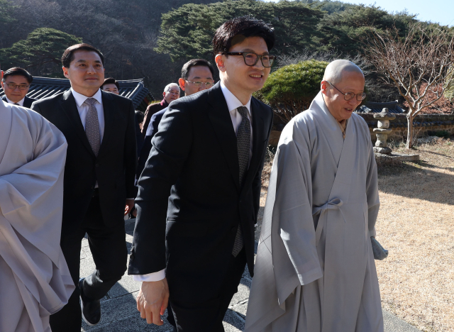 국민의힘 한동훈 비상대책위원장이 12일 오후 경남 양산시 통도사를 방문, 중봉 성파대종사 예방을 위해 이동하고 있다. 연합뉴스