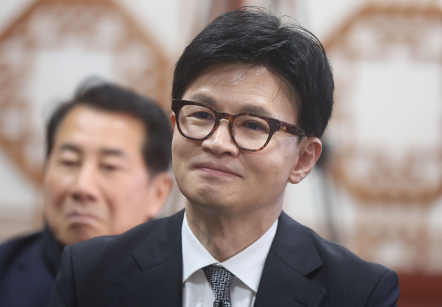 한동훈 국민의힘 비상대책위원장이 12일 오후 경남 양산시 통도사 정변전에서 중봉 성파대종사 발언을 경청하고 있다. 연합뉴스
