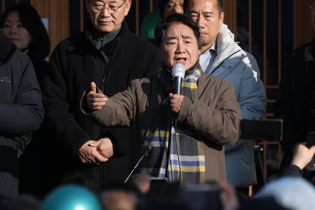 더불어민주당을 탈당한 이석현 전 국회부의장이 1일 오전 경기도 고양시 행주산성에서 열린 이낙연 전 더불어민주당 대표 신년인사회에서 발언하고 있다. 연합뉴스