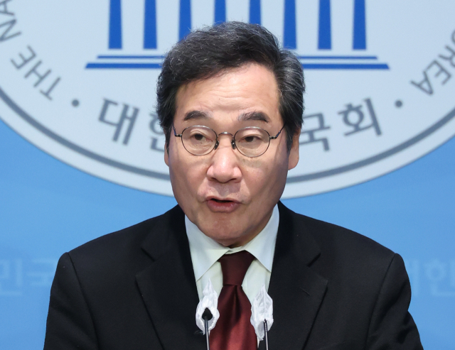 더불어민주당 이낙연 전 대표가 11일 국회 소통관에서 기자회견을 열고 탈당 및 신당 창당을 선언하고 있다. 연합뉴스