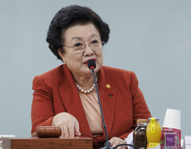 이배용 국가교육위원회 위원장이 12일 오후 서울 종로구 정부서울청사에서 새해들어 처음으로 열린 국교위 전체 회의(제25차)에 참석해 인사말을 하고 있다. 연합뉴스
