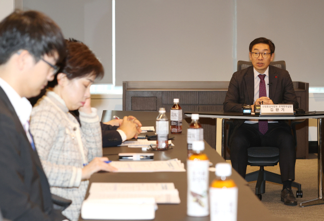 김완기 산업통상자원부 무역투자실장이 20일 오후 서울 강남구 무역협회에서 홍해 해협 내 예멘 반군의 화물 선박 공격, 가뭄에 따른 파나마 운하 통항 제한과 관련해 열린 수출비상대책반 회의에서 발언하고 있다. 연합뉴스