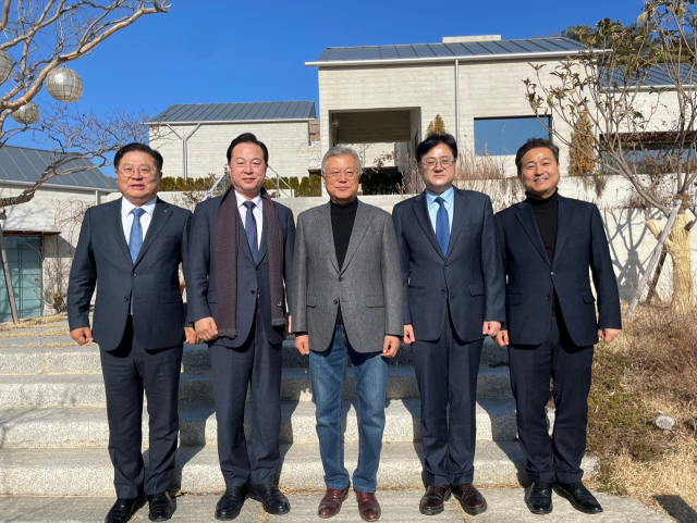 더불어민주당 홍익표 원내대표 등이 12일 경남 양산 평산마을 문재인 전 대통령 사저를 방문, 기념 촬영을 하고 있다. 왼쪽부터 이재영 민주당 양산갑 지역위원장, 김두관 의원, 문 전 대통령, 홍 원내대표, 김영배 의원. 연합뉴스