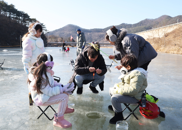 제1회 영양 꽁꽁 겨울 축제를 찾은 가족 단위 방문객들이 빙어 낚시를 즐기고 있다. 영양군 제공