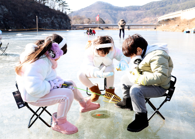 경북 영양군과 영양군체육회가 개최한 '제1회 영양 꽁꽁 겨울 축제'를 찾은 아이들이 빙어 낚시를 즐기고 있다. 영양군 제공