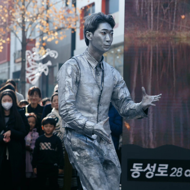 주말 오후 동성로 광장. 양철인간 조대호 씨가 길거리 공연을 하고 있다. 조형물 같기도, 동상 같기도. 온 몸이 은색인 예술가는 순식간에 좌중을 압도했다. 이현동 씨 제공