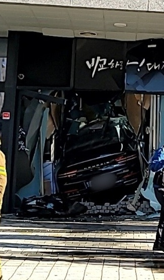 13일 오후 경기 하남시에서 60대 A씨가 몰던 제네시스 승용차가 상가 건물로 돌진하는 사고가 발생했다. 연합뉴스