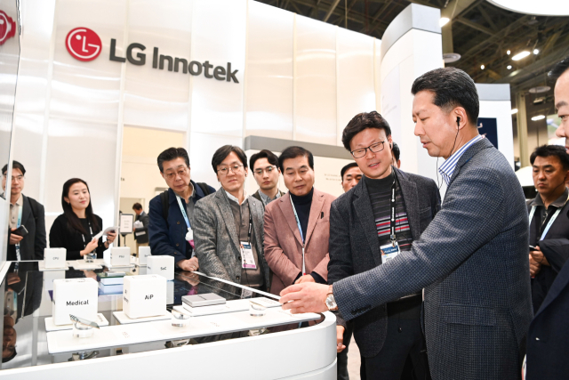 김장호(오른쪽) 구미시장이 미국 CES 행사장 내 LG이노텍관에서 관계자로부터 설명을 듣고 있다. 구미시 제공