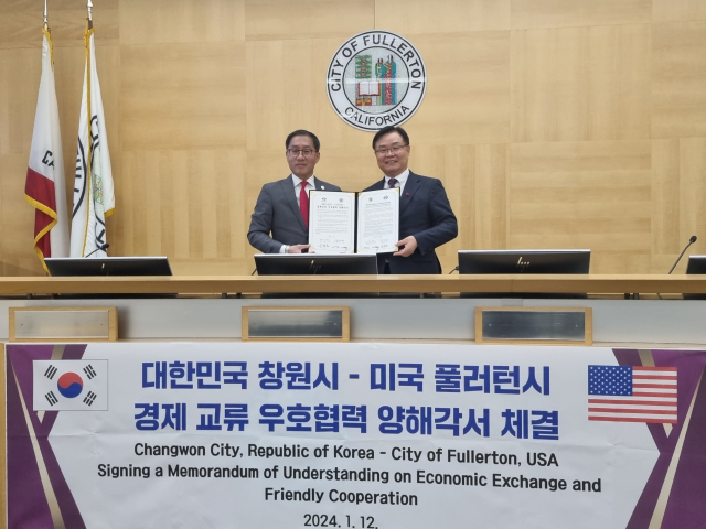 홍남표 창원특례시장(오른쪽)과 프레드 정 풀러턴시장 권한대행이 12일(현지시각) 미국 풀러턴시에서 경제교류 우호협력을 위한 양해각서(MOU)를 체결하고 있다. [사진=창원시]