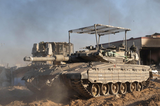 이스라엘-하마스 전쟁이 100일을 맞았다. 이스라엘 탱크가 14일(현지시간) 가자 거리에서 군사 활동을 하고 있다. 연합뉴스