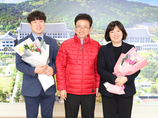 지난 11일 제11기 경북도청공무원노동조합 위원장 선거에서 기호 2번 박소영(사진 오른쪽) 위원장, 김규홍(사진 왼쪽) 사무총장 후보자가 당선됐다. 당선자들이 이철우 경북도지사와 기념촬영하고 있다. 경북도 제공