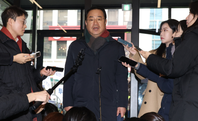11일 여의도 국민의힘 당사 입구에서 정영환 공천관리위원장이 기자들의 질문을 받고 있다. 이날 국민의힘은 이철규 의원 등을 포함한 공천관리위원회 구성을 완료했다. 연합뉴스