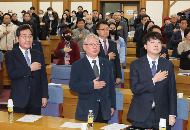14일 국회 의원회관에서 열린 미래대연합(가칭) 창당준비위원회 출범식에서 참석자들이 국기에 경례하고 있다. 앞줄 왼쪽부터 이낙연 전 더불어민주당 대표, 조응천 미래대연합 공동추진위원장, 이준석 개혁신당(가칭) 정강정책위원장. 연합뉴스