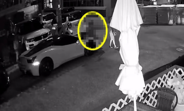 4억원대에 달하는 자신의 고급 외제차 위에 한 노인이 장바구니를 올려놓고 걸터앉았다는 차주의 사연이 전해졌다. 인스타그램 캡처