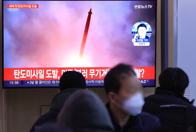 북한이 동해상으로 미상의 탄도미사일을 발사한 14일 오후 서울역 대합실에서 시민들이 관련 보도를 보고 있다. 북한은 올해 들어 처음 탄도미사일 도발을 감행했다. 작년 12월 18일 대륙간탄도미사일 발사 이후 27일 만이다. 연합뉴스