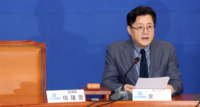 더불어민주당 홍익표 원내대표가 15일 국회에서 최고위원회의를 하고 있다. 연합뉴스