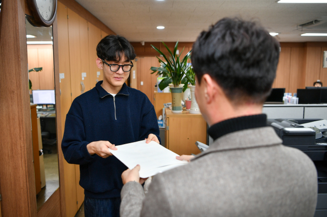 미 취업 청년이 어학 시험 응시 증빙서류를 영주시에 제출하고 있다. 영주시 제공